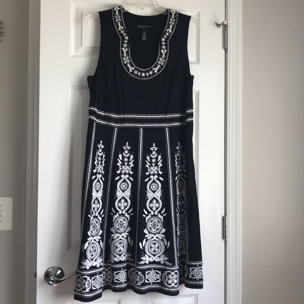 Very flattering embroidered dress - size 0X